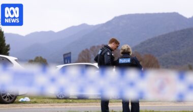 Search for alleged gunman continues after two police killed in Porepunkah in Victoria's north-east