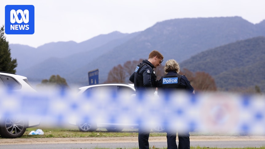 Search for alleged gunman continues after two police killed in Porepunkah in Victoria's north-east