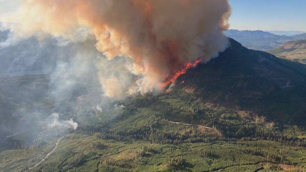 Click to play video: 'Fast-growing wildfire forces evacuations, closes roads near Port Alberni'