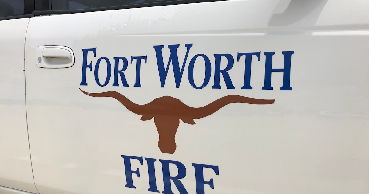 Train derails in Fort Worth rail yard causing carbon dioxide leak, firefighters say