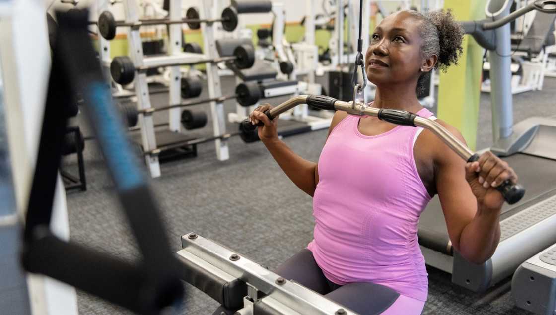 A woman workimg out at the gym.