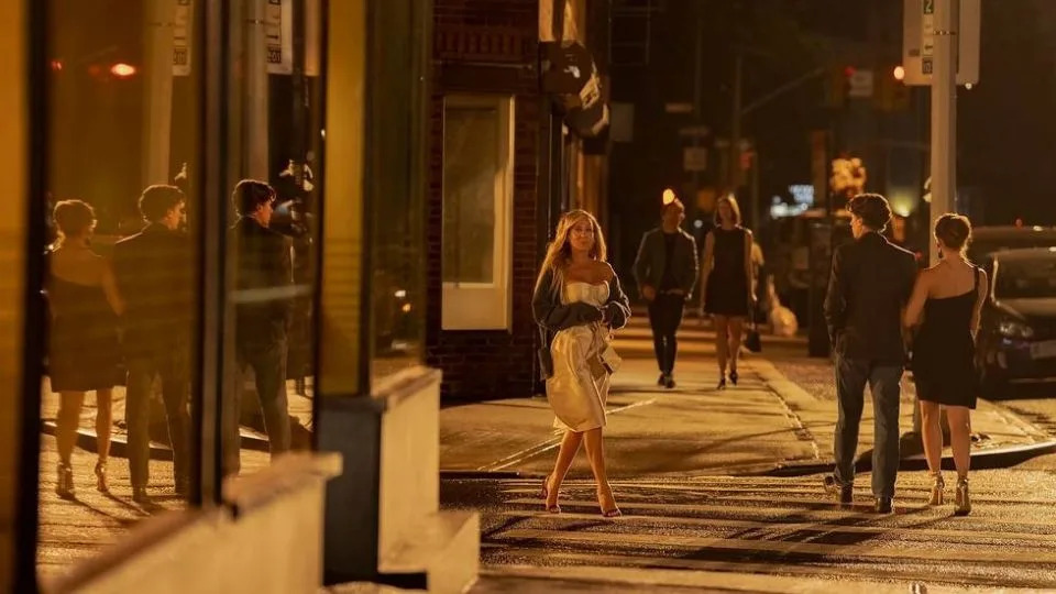 Sarah Jessica Parker walking to meet the girls at the end of Season 3, episode 9 of 'And Just Like That.' - Craig Blankenhorn/HBO Max