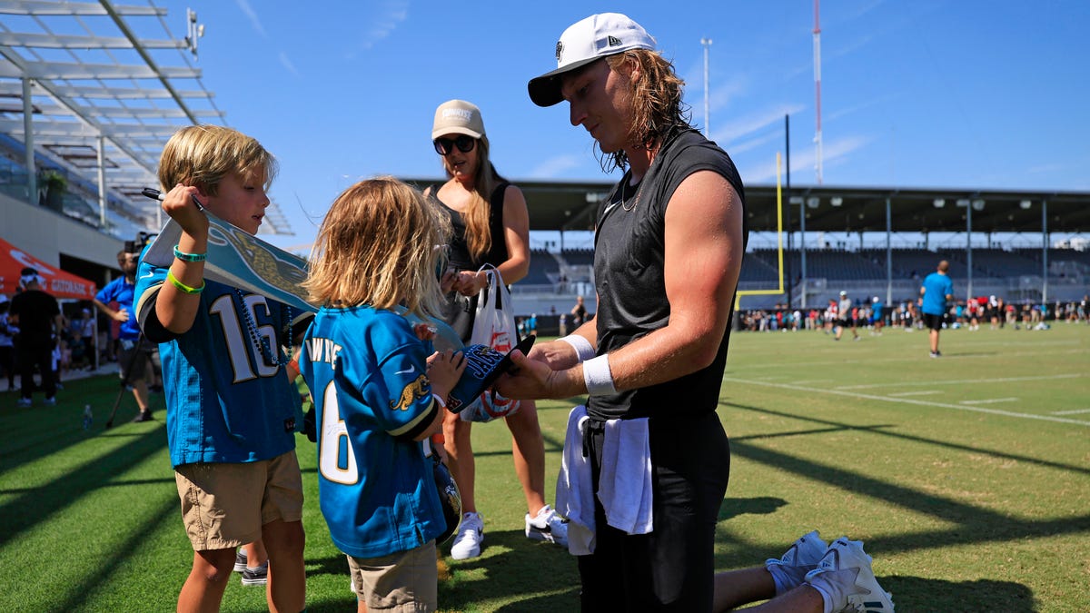 Travis Hunter, Trevor Lawrence in scrimmage
