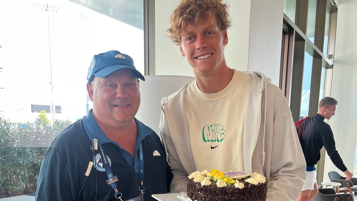 Cincinnati Open volunteer adopts puppy, meets Jannik Sinner at event