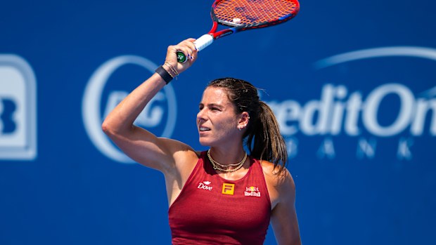 Emma Navarro in action against Ella Seidel at the Cincinnati Open.