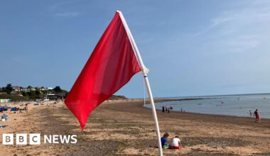 Exmouth beachgoers told to exit water due to pollution