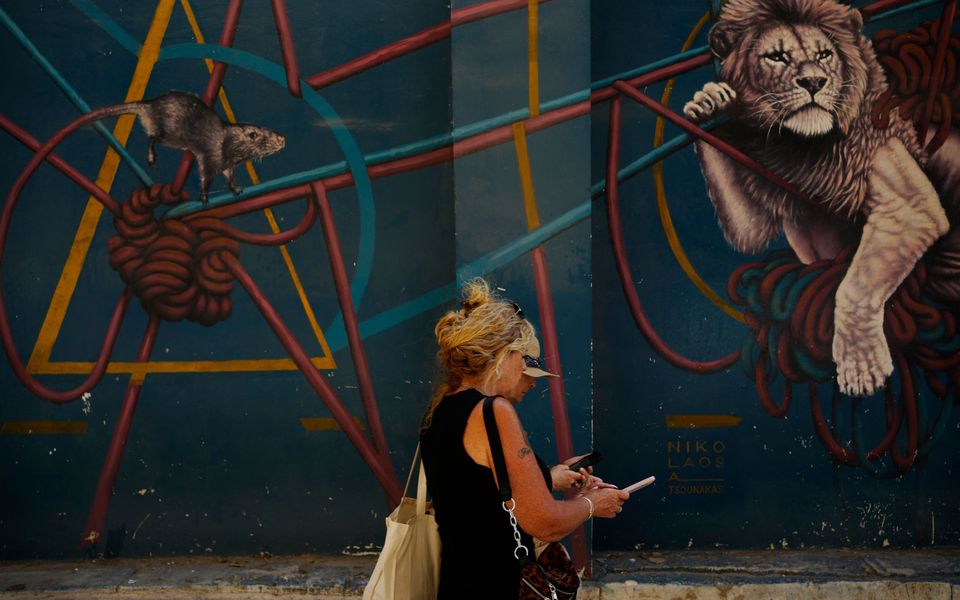 Mobile internet gets cheaper | eKathimerini.com