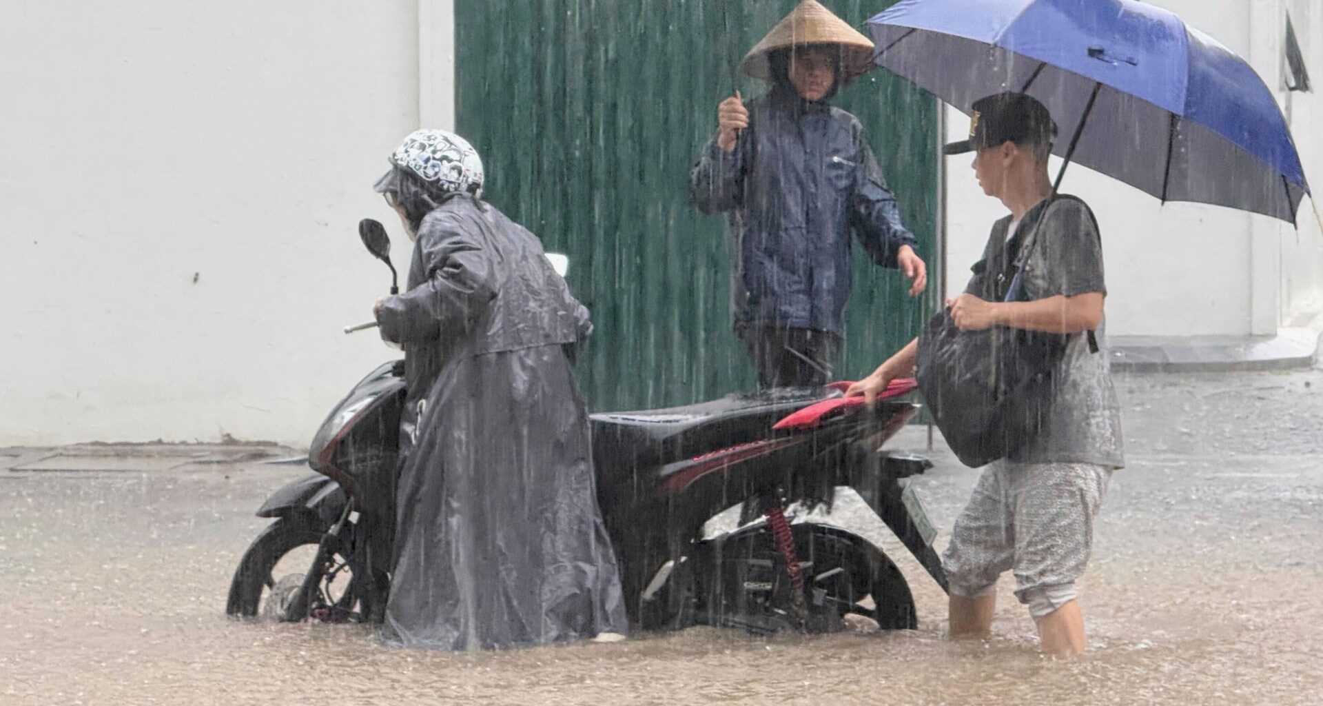 Three killed after ‘absolutely terrifying’ Typhoon Kajiki lashes Vietnam | Climate Crisis News