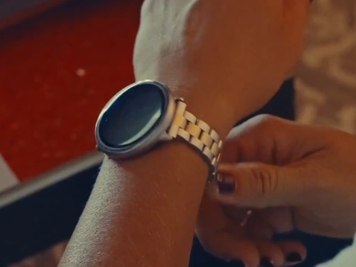 New Amazfit metal smartwatch strap and Helio strap colorways spotted