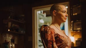 Emma Stone stars as Michelle in director Yorgos Lanthimos' BUGONIA, a Focus Features release.
Credit: Atsushi Nishijima/Focus Features © 2025 All Rights Reserved.