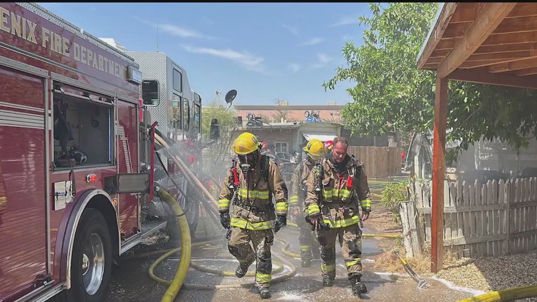 Man, 2 dogs killed in Phoenix mobile home fire