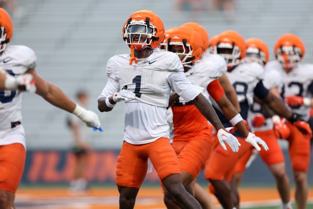 Illinois defensive back Kaleb Patterson (1) warms up with other players during practice at Memorial Stadium on Aug. 7, 2025, in Champaign. (Armando L. Sanchez/Chicago Tribune)