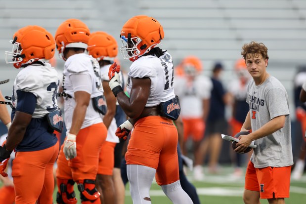 Illinois linebacker Gabe Jacas (17) walks on the field during practice at Memorial Stadium on Aug. 7, 2025, in Champaign. (Armando L. Sanchez/Chicago Tribune)