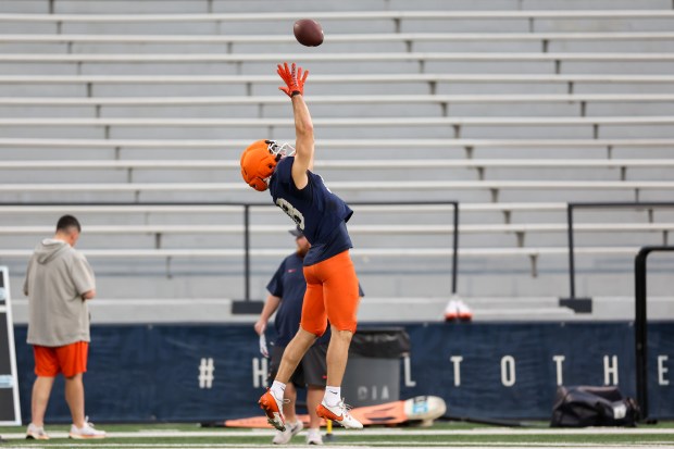 Illinois wide receiver Michael Bartolotta makes a catch during practice at Memorial Stadium on Aug. 7, 2025, in Champaign. (Armando L. Sanchez/Chicago Tribune)