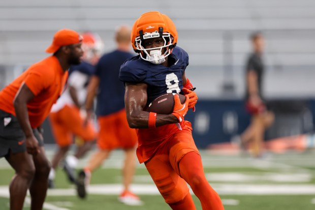 Illinois wide receiver Malik Elzy runs the ball during practice at Memorial Stadium on Aug. 7, 2025, in Champaign. (Armando L. Sanchez/Chicago Tribune)