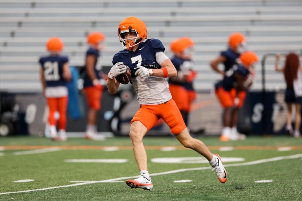 Illinois wide receiver Alexander Capka-Jones makes a catch during practice at Memorial Stadium on Aug. 7, 2025, in Champaign. (Armando L. Sanchez/Chicago Tribune)