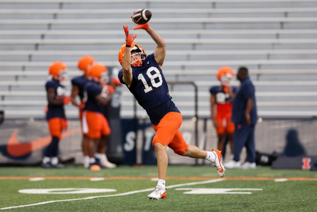 Illinois wide receiver Michael Bartolotta misses a catch during practice at Memorial Stadium on Aug. 7, 2025, in Champaign. (Armando L. Sanchez/Chicago Tribune)