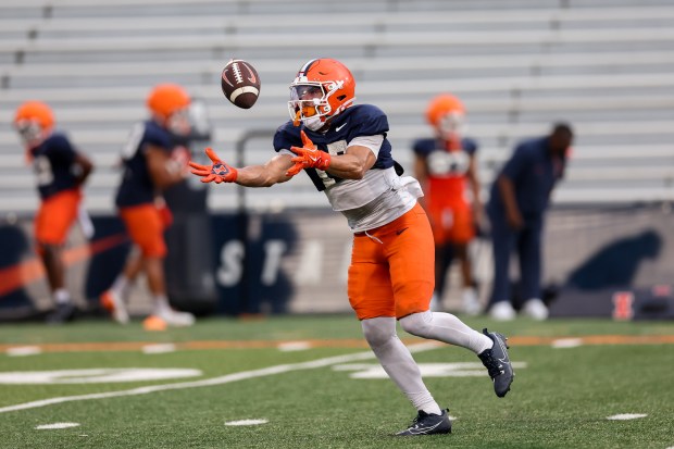 Illinois wide receiver Collin Dixon makes a catch during practice at Memorial Stadium on Aug. 7, 2025, in Champaign. (Armando L. Sanchez/Chicago Tribune)