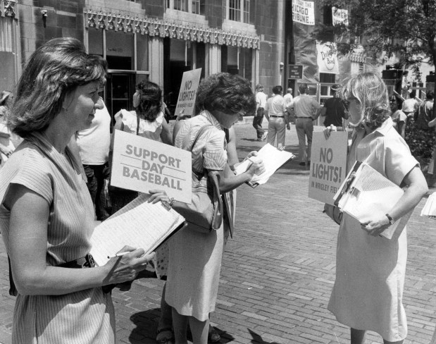 East Lakeview Neighbors collect signatures on July 8, 1981, for a petition against lights at Wrigley Field. (William Yates/Chicago Tribune)