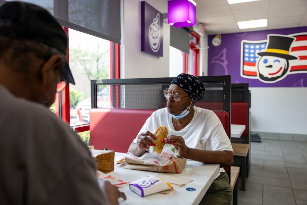 Joe Crawford and Dee Fleming dine on tacos at a Jack in the Box restaurant, Aug. 7, 2025, in Plainfield. (Brian Cassella/Chicago Tribune)