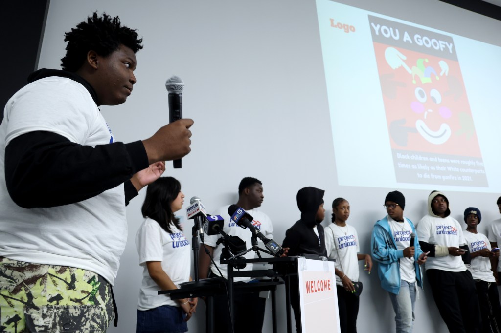 Chicago teens compete in anti-violence social media contest