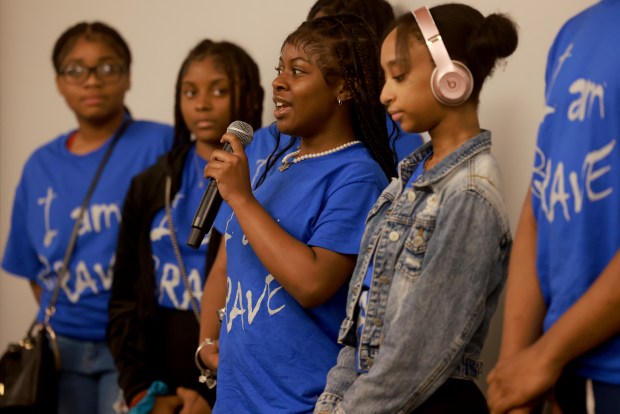 Mikivrah Harris speaks with the team from St. Sabina during the Project Unloaded competition, Aug. 1, 2025. (Antonio Perez/Chicago Tribune)