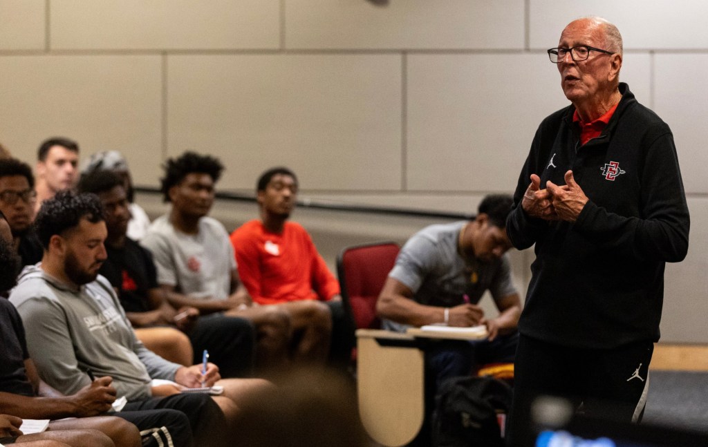 Sean Lewis leans on a legend — Steve Fisher — to address Aztecs during fall camp – San Diego Union-Tribune