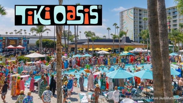 The annual Tiki Oasis Caftan Stroll poolside(Jan Wagner)