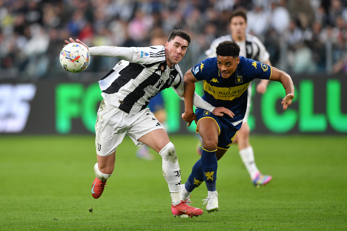 TURIN, ITALY - MARCH 29: Dusan Vlahovic of Juventus is challenged by Koni De Winter of Genoa during the Serie A match between Juventus and Genoa at the Allianz Stadium on March 29, 2025 in Turin, Italy. (Photo by Valerio Pennicino/Getty Images)