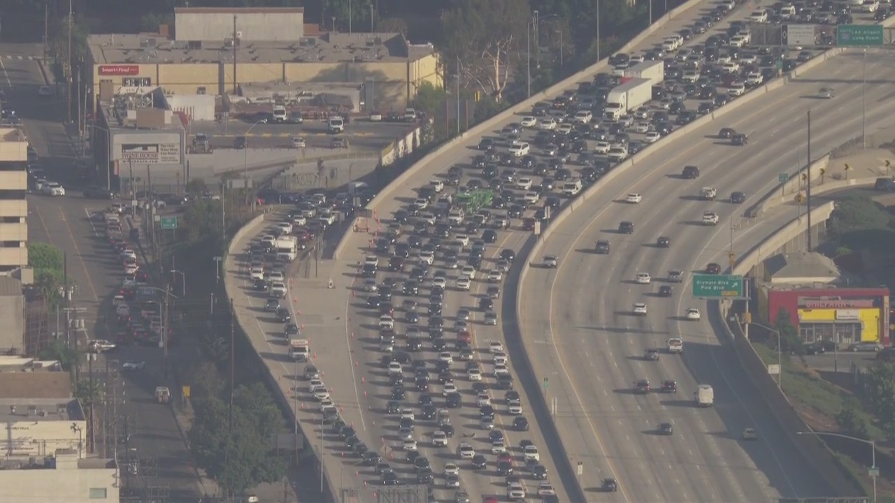 Construction creates heavy traffic on 405 Freeway