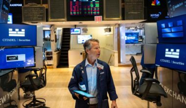 Wall Street holds steadier following mixed profit reports from retailers