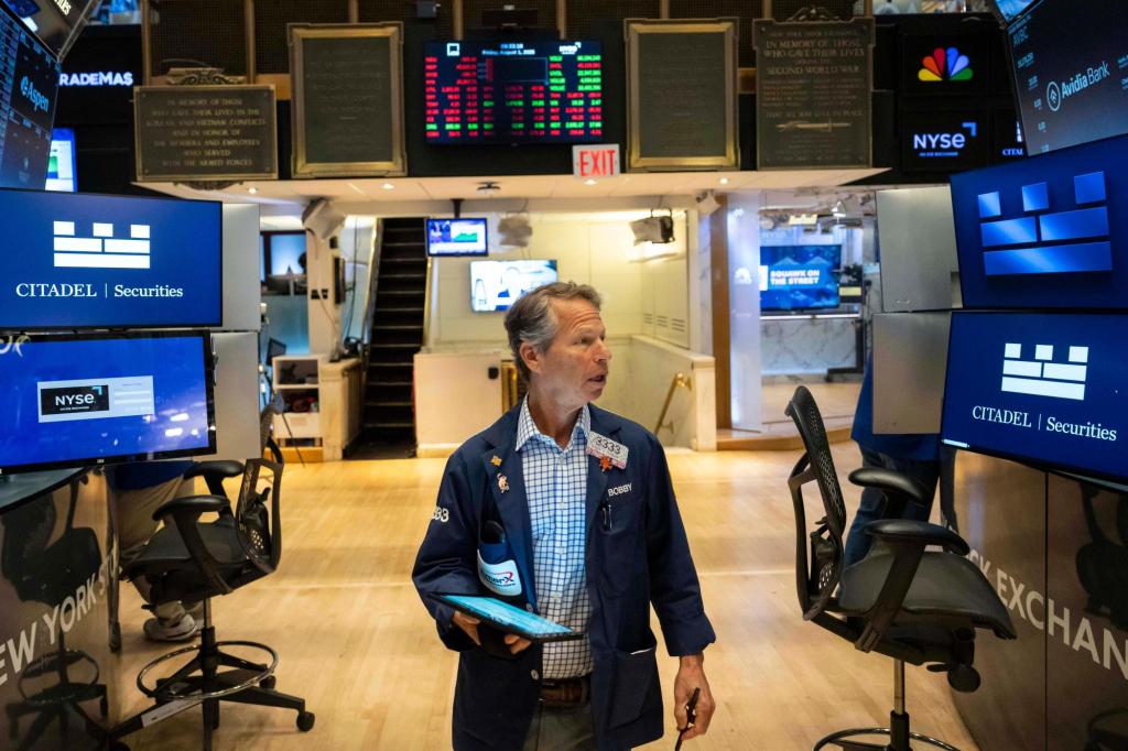 Wall Street holds steadier following mixed profit reports from retailers
