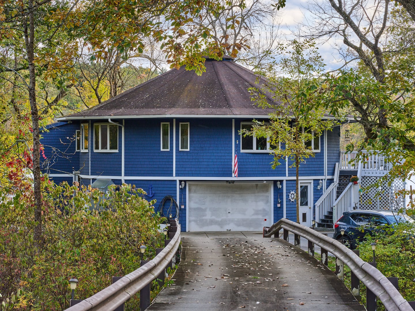 A set of stairs from the driveway leads to the second floor.