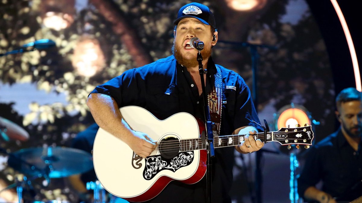 Luke Combs checks off iconic Chicago bucket list item – NBC Chicago