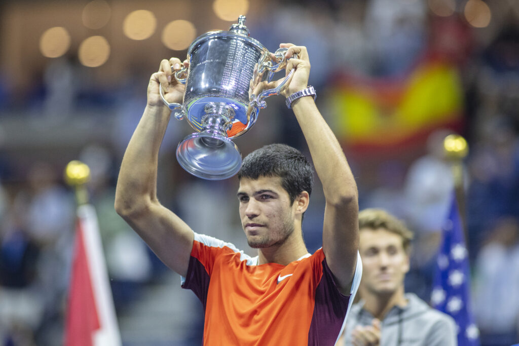 Carlos Alcaraz lifts the US Open trophy
