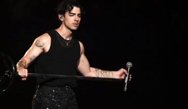 Joe Jonas shops local, scores vintage threads at small business in Chicago – NBC Chicago