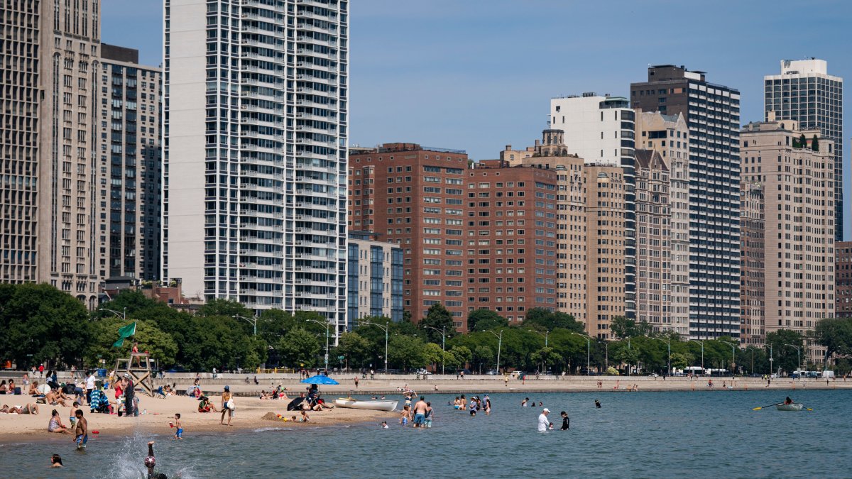 Man dies after being pulled from Lake Michigan in Lakeview – NBC Chicago
