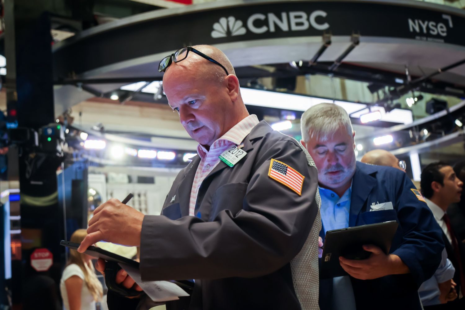 Dow Touches All-Time High, While S&P 500, Nasdaq Tick Lower; Stocks Post Gains for 2nd Straight Week