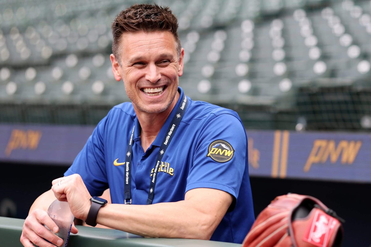 Surging, slumping, scoreboard watching: A night in the pennant race with the Mariners’ Jerry Dipoto