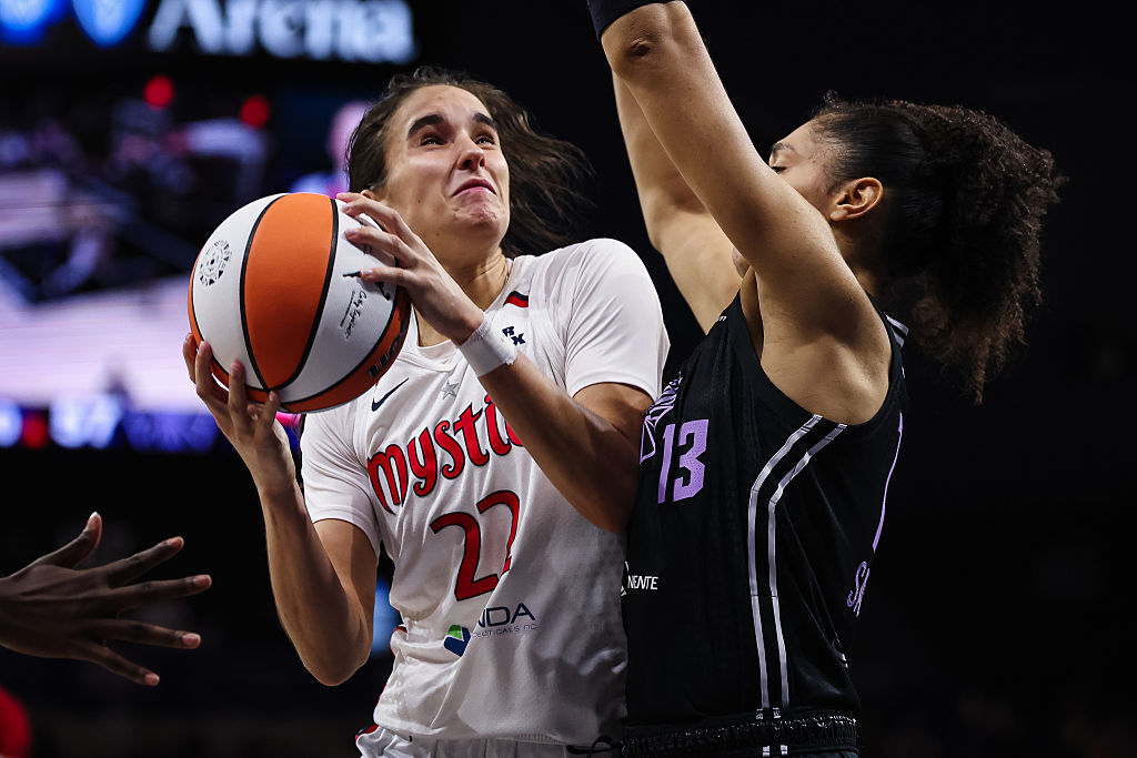 Kate Martin and Veronica Burton help the Valkyries hold off the Mystics 68-67