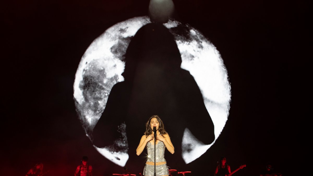 Dad who went viral at Olivia Rodrigo’s Lolla show explains moment – NBC Chicago