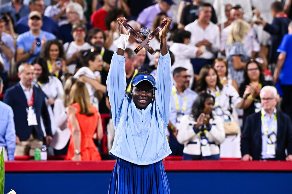Victoria Mboko lifts her Canadian Open trophy