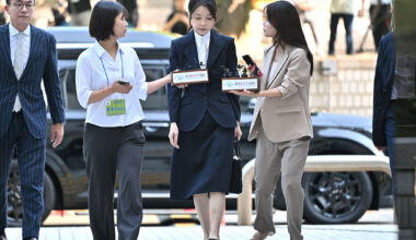 SEOUL, SOUTH KOREA - AUGUST 12: Kim Keon Hee (C), former first lady and the wife of South Korea's ousted President Yoon Suk Yeol, arrives at a Seoul Central District Court to attend a hearing to review her arrest warrant requested by special prosecutors on  on August 12, 2025 in Seoul, South Korea. A court is set to hold a hearing on whether to issue a warrant to arrest former first lady Kim Keon Hee over her alleged involvement in a stock manipulation scheme, election meddling and bribe taking. (Photo by Jung Yeon-Je - Pool/Getty Images)