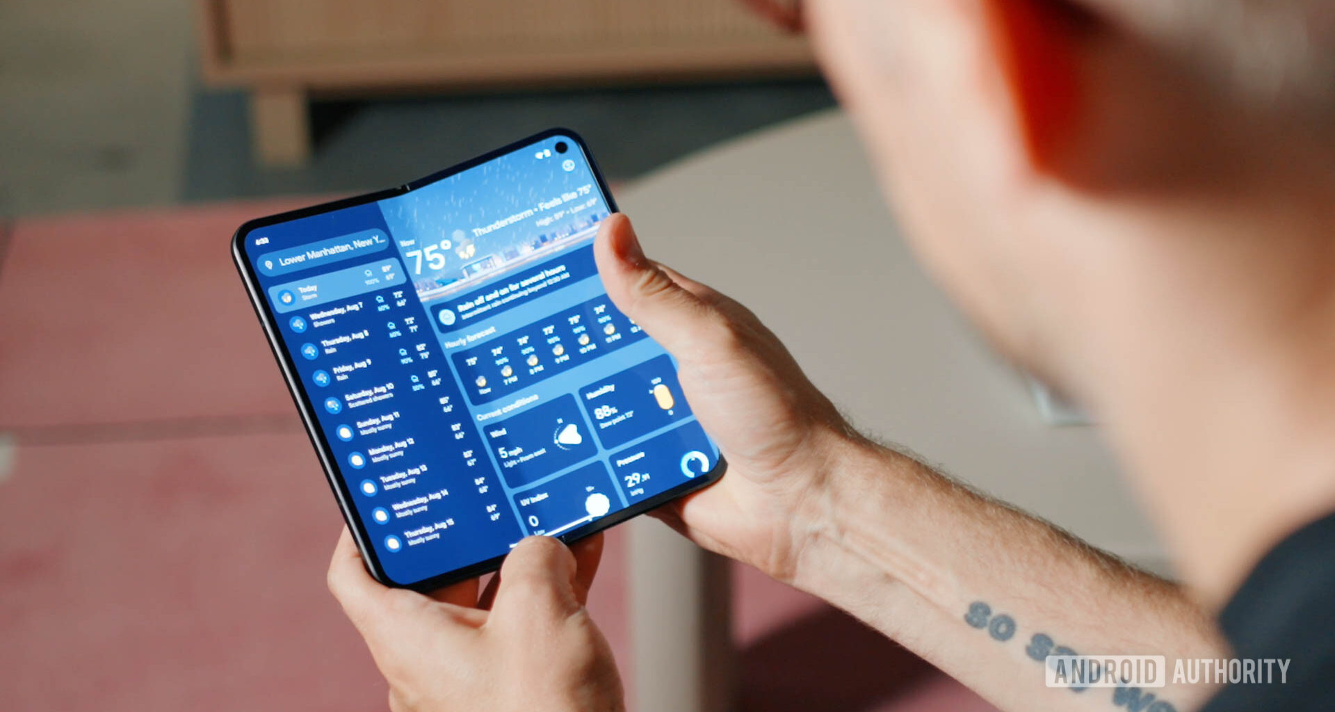 Googel Pixel 9 Pro Fold in hand