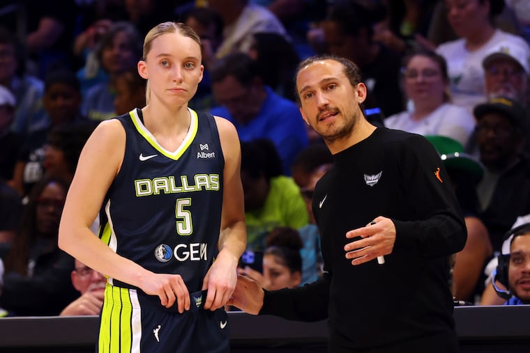 Dallas Wings coach Chris Koclanes talks with rookie guard Paige Bueckers during a game earlier this season. Koclanes is in his first season as a WNBA head coach, but he has ties to Philly hoops.