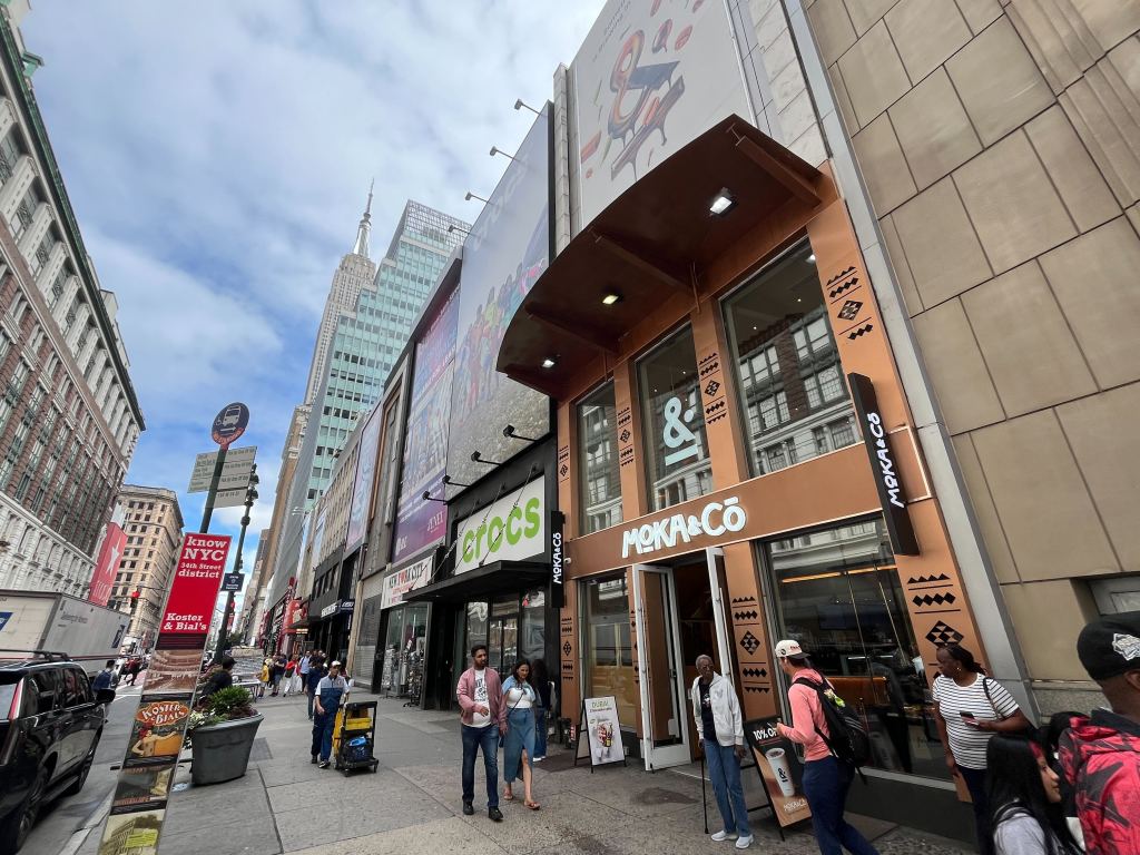 Midtown coffee shop worker slashed in neck needed 19 stitches to close gash: DA