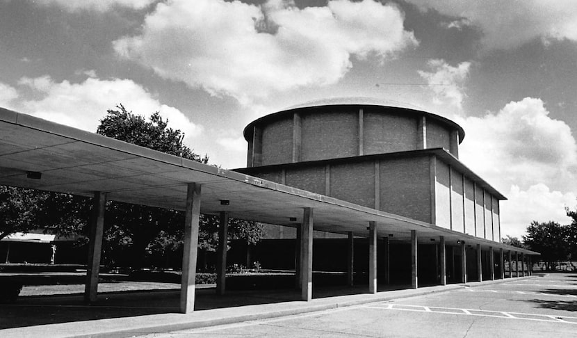 Temple Emanu-El, at 8500 Hillcrest Road in Dallas. (Jan Sonnenmair/Staff File)