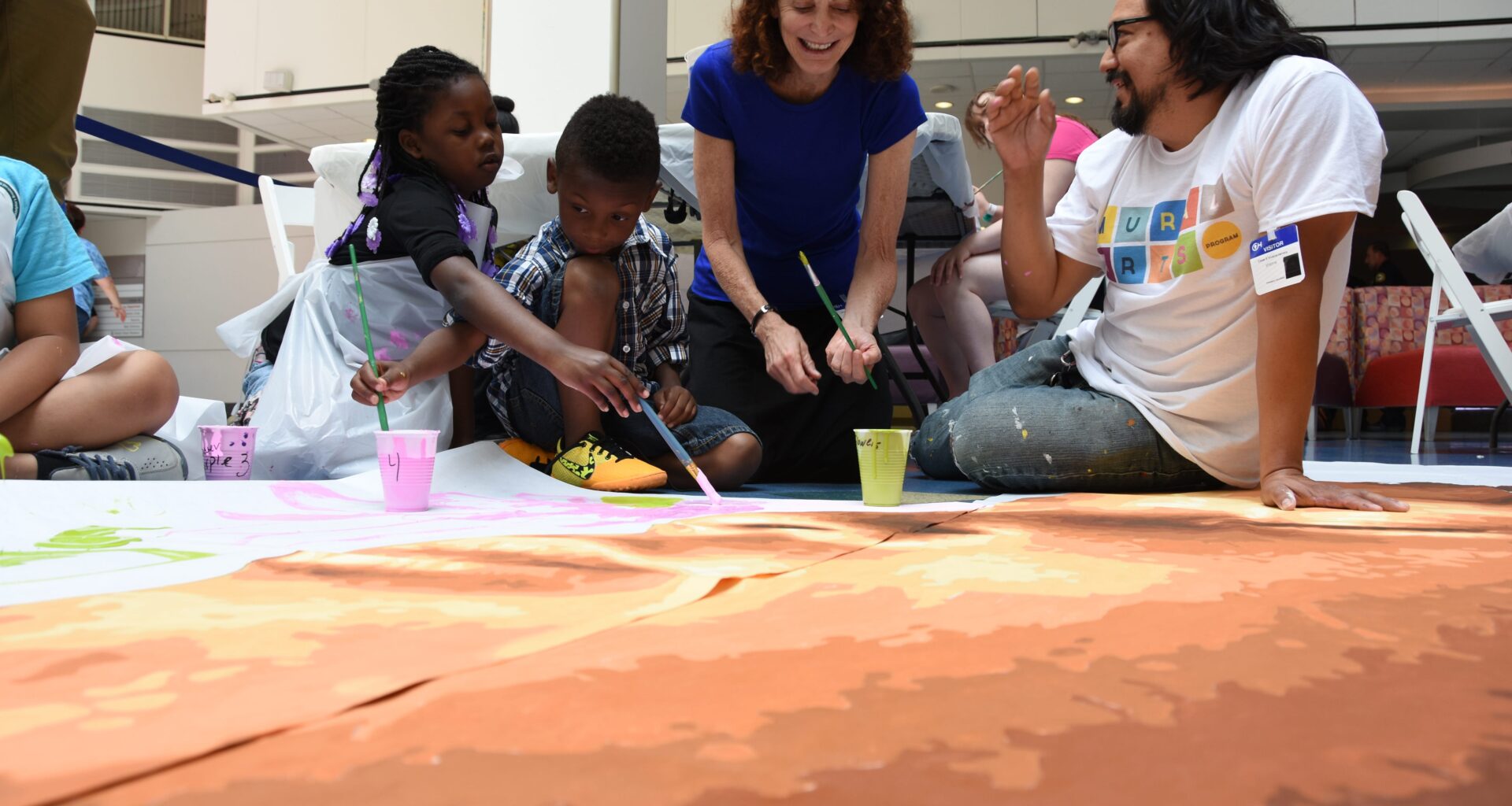 Jane Golden and Cesar Viveros painting a Pope Francis mural in 2015.