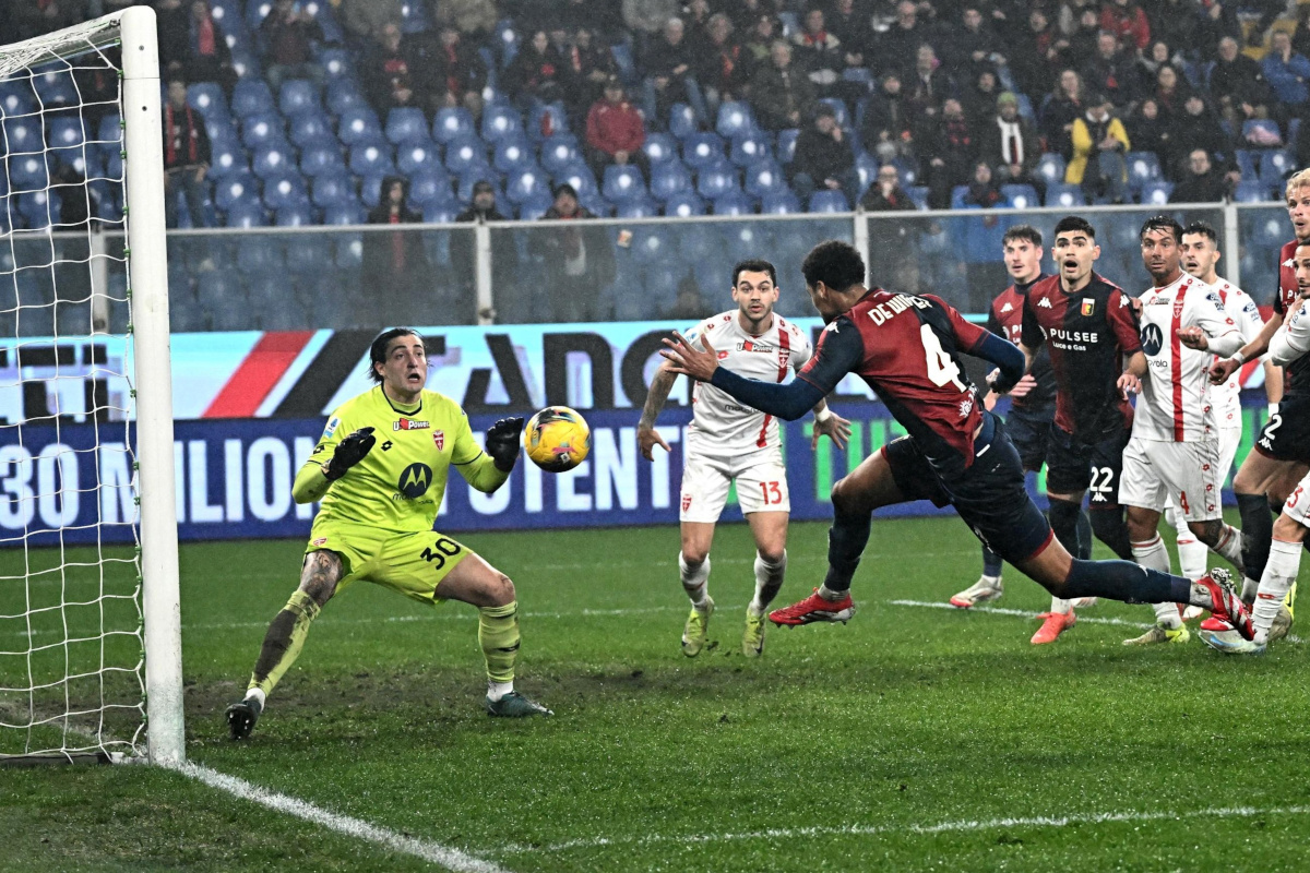 epa11857252 Genoa's Koni De Winter (R) scores the 1-0 goal during the Italian Serie A soccer match between Genoa CFC and AC Monza, in Genoa, Italy, 27 January 2025. EPA-EFE/LUCA ZENNARO