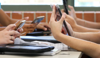 Phoenix parents question cellphone ban in wake of school violence